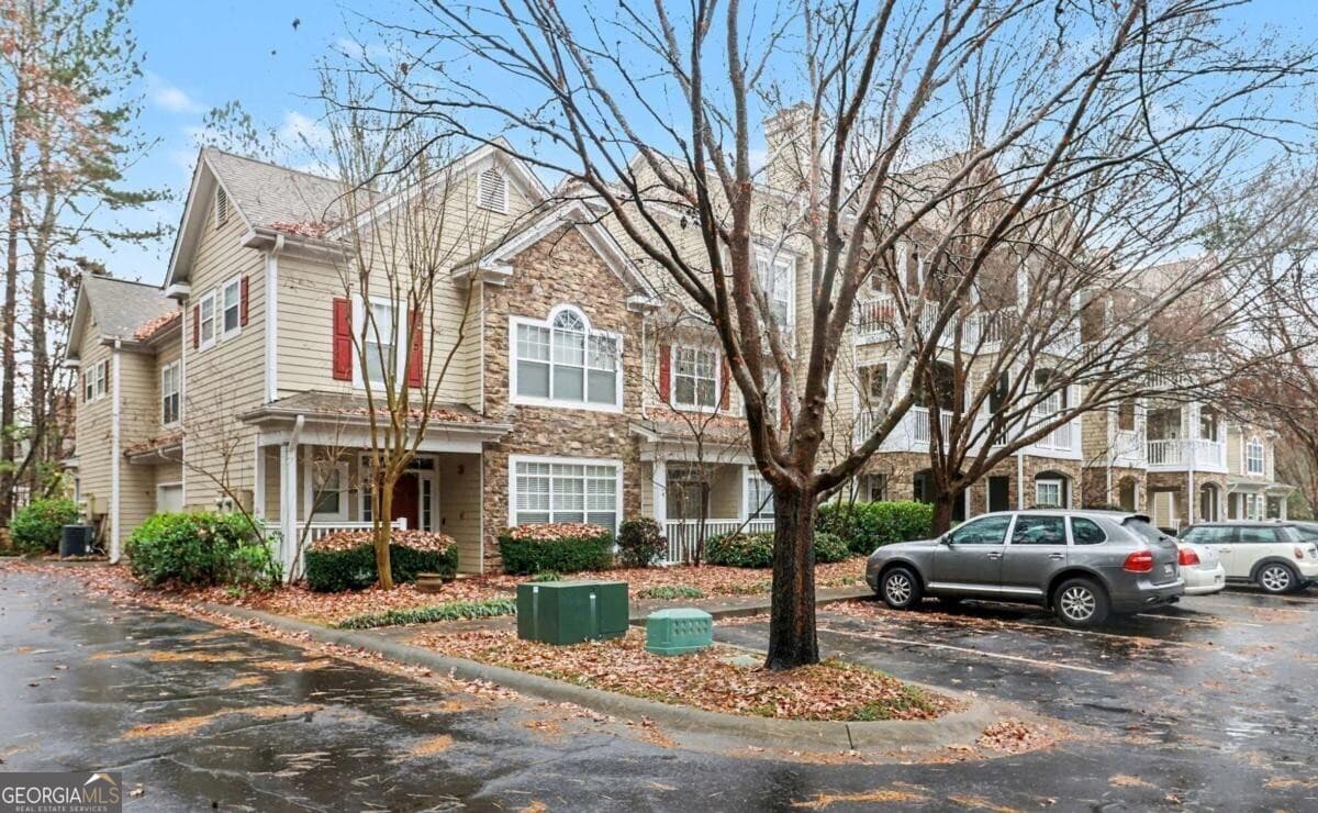 2 bedroom, 2 bathroom, 1,321 sq ft condominium for sale at 933 Sandringham Drive 933, Alpharetta, GA 30004 — photo 1 of 26