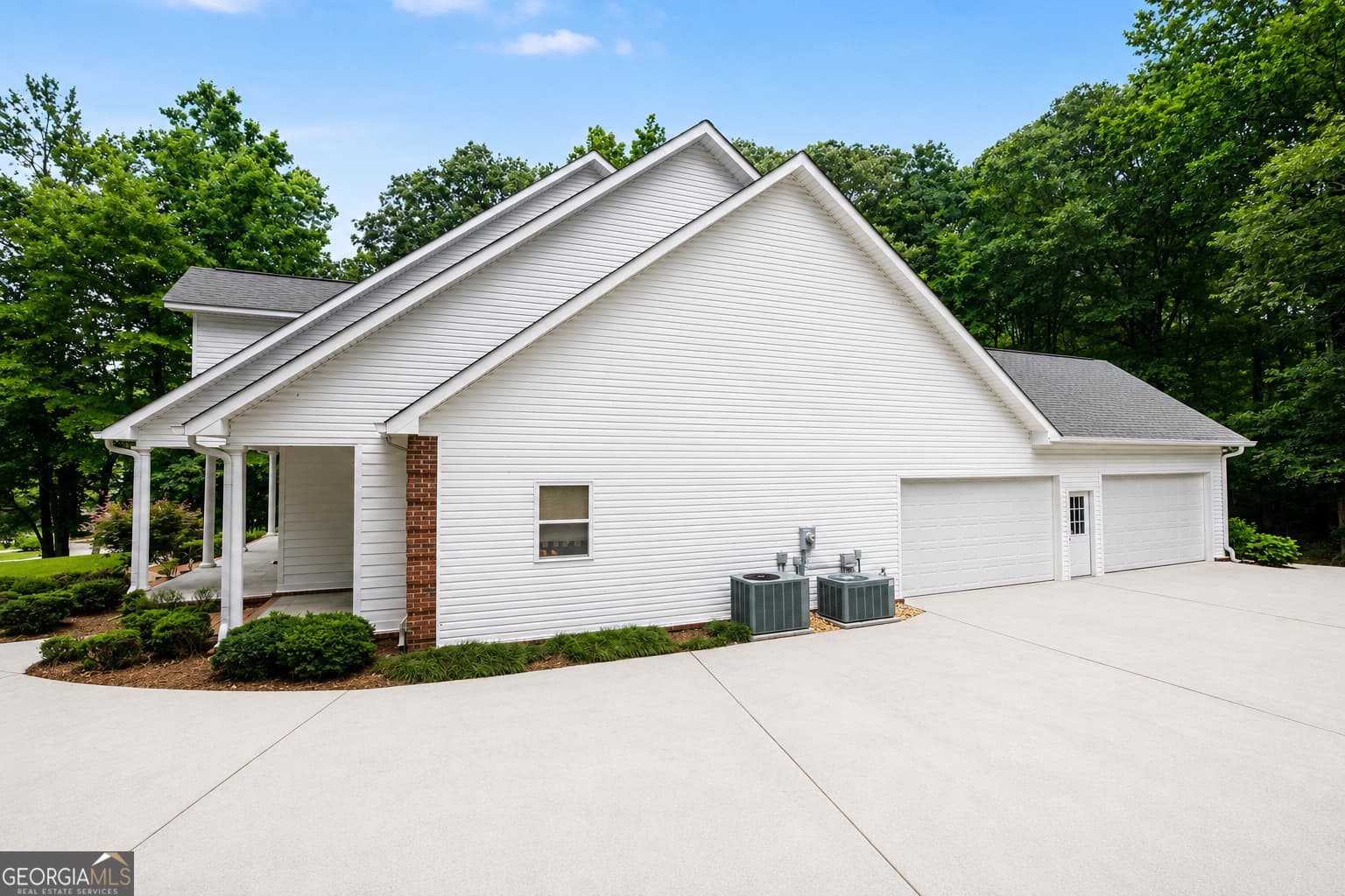 5 bedroom, 3.5 bathroom, 3,977 sq ft single family residence for sale at 107 Cameron Pointe Drive, Lagrange, GA 30240 — photo 4