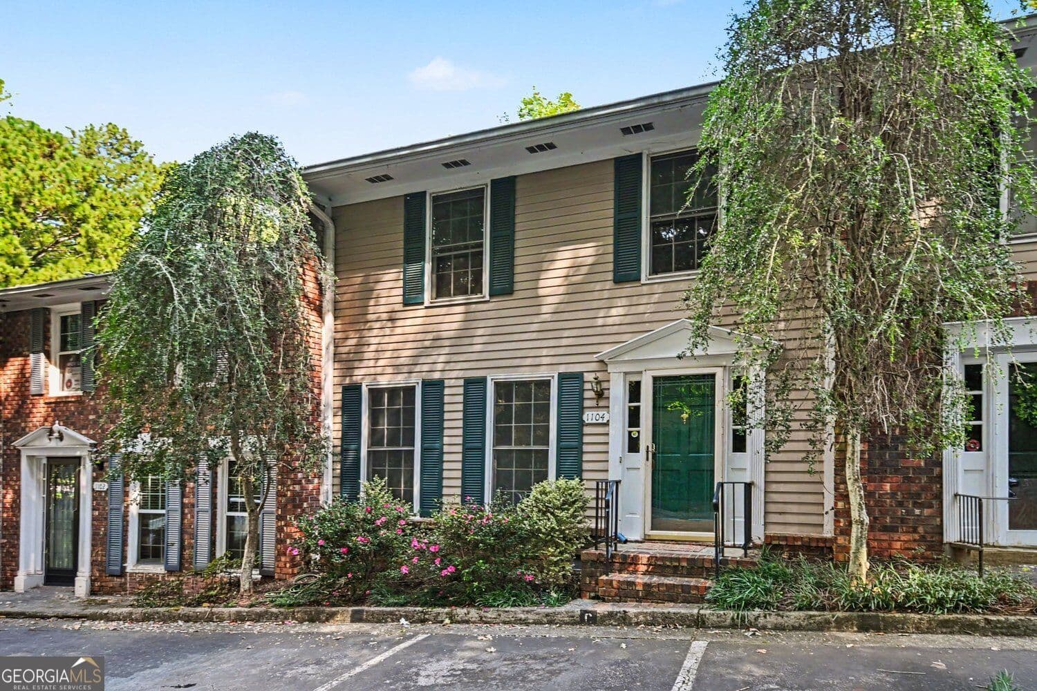 2 bedroom, 2.5 bathroom, 2,080 sq ft townhouse for sale at 1104 Moorestown Circle, Decatur, GA 30033 — photo 1 of 40