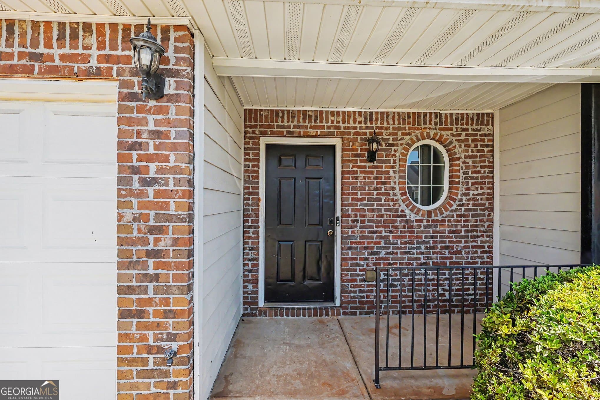 3 bedroom, 2.5 bathroom, 1,528 sq ft townhouse for sale at 664 Georgetown Court, Jonesboro, GA 30236 — photo 2
