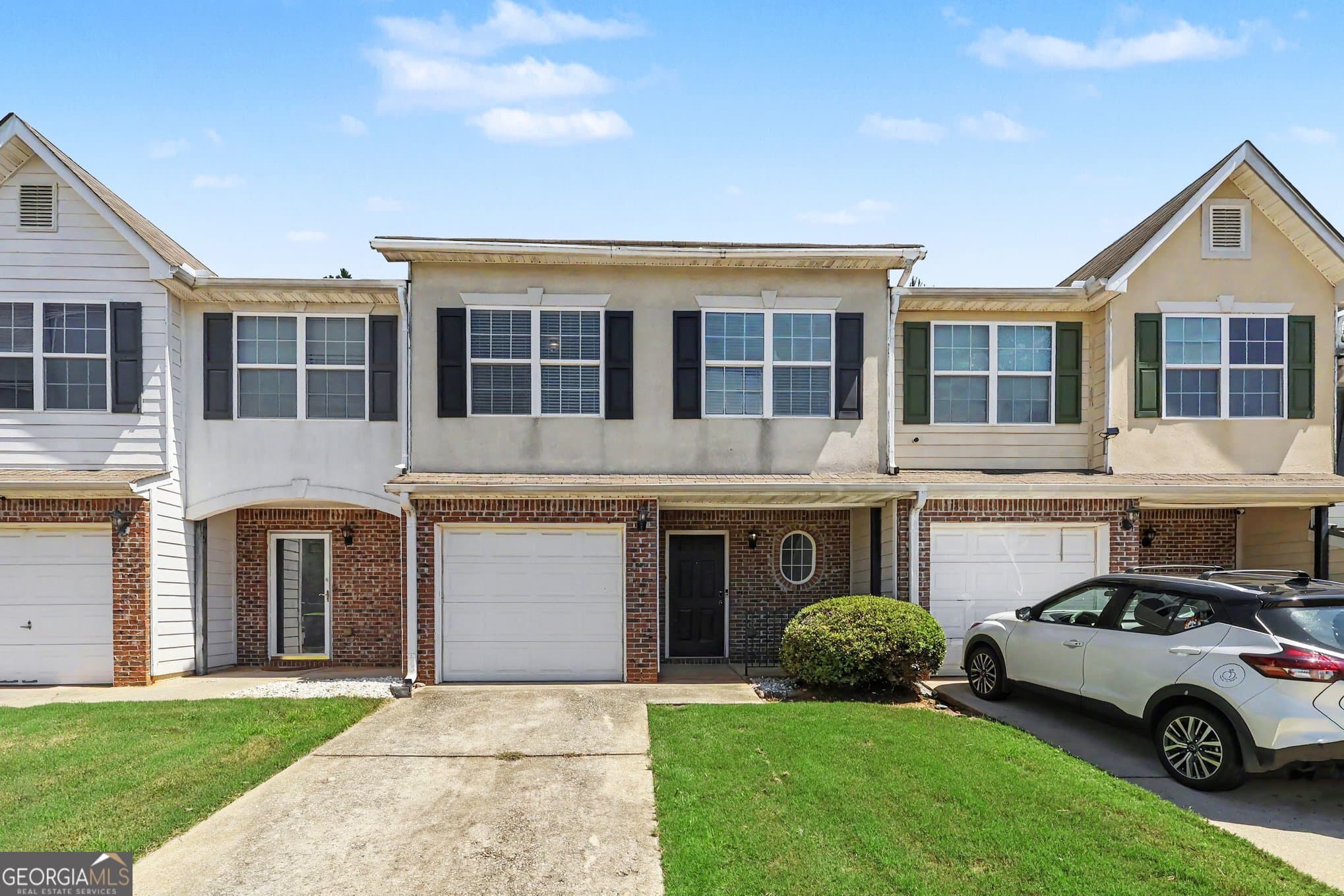 3 bedroom, 2.5 bathroom, 1,528 sq ft townhouse for sale at 664 Georgetown Court, Jonesboro, GA 30236