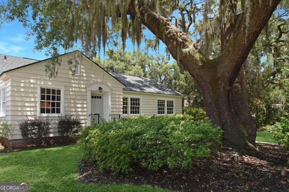 3 bedroom, 2 bathroom, 1,776 sq ft single family residence for sale at 1815 Oak Avenue, Brunswick, GA 31520 — photo 1 of 35