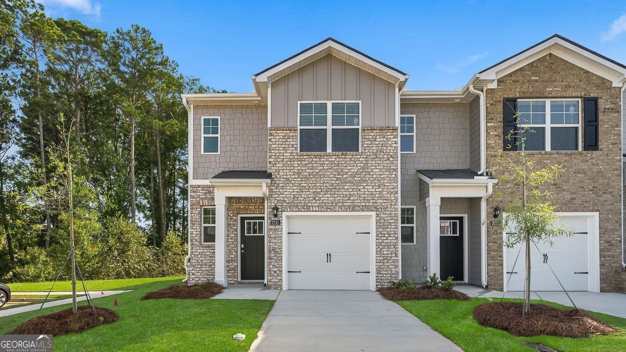 3 bedroom, 2.5 bathroom townhouse for sale at 2231 Windward Road, Stone Mountain, GA 30088 — photo 1 of 32