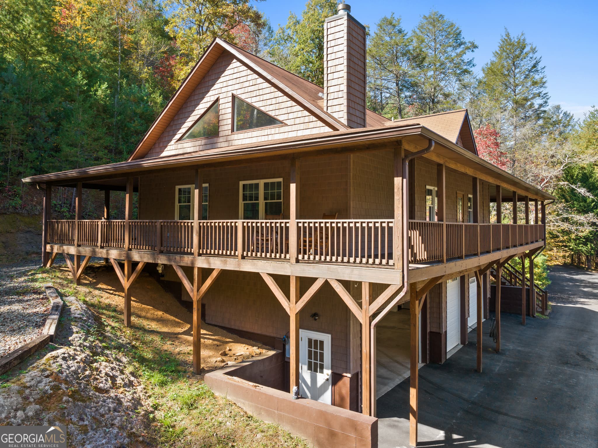 4 bedroom, 3 bathroom, 3,171 sq ft cabin,single family residence for sale at 358 Misty River Circle, Murphy, NC 28906 — photo 2