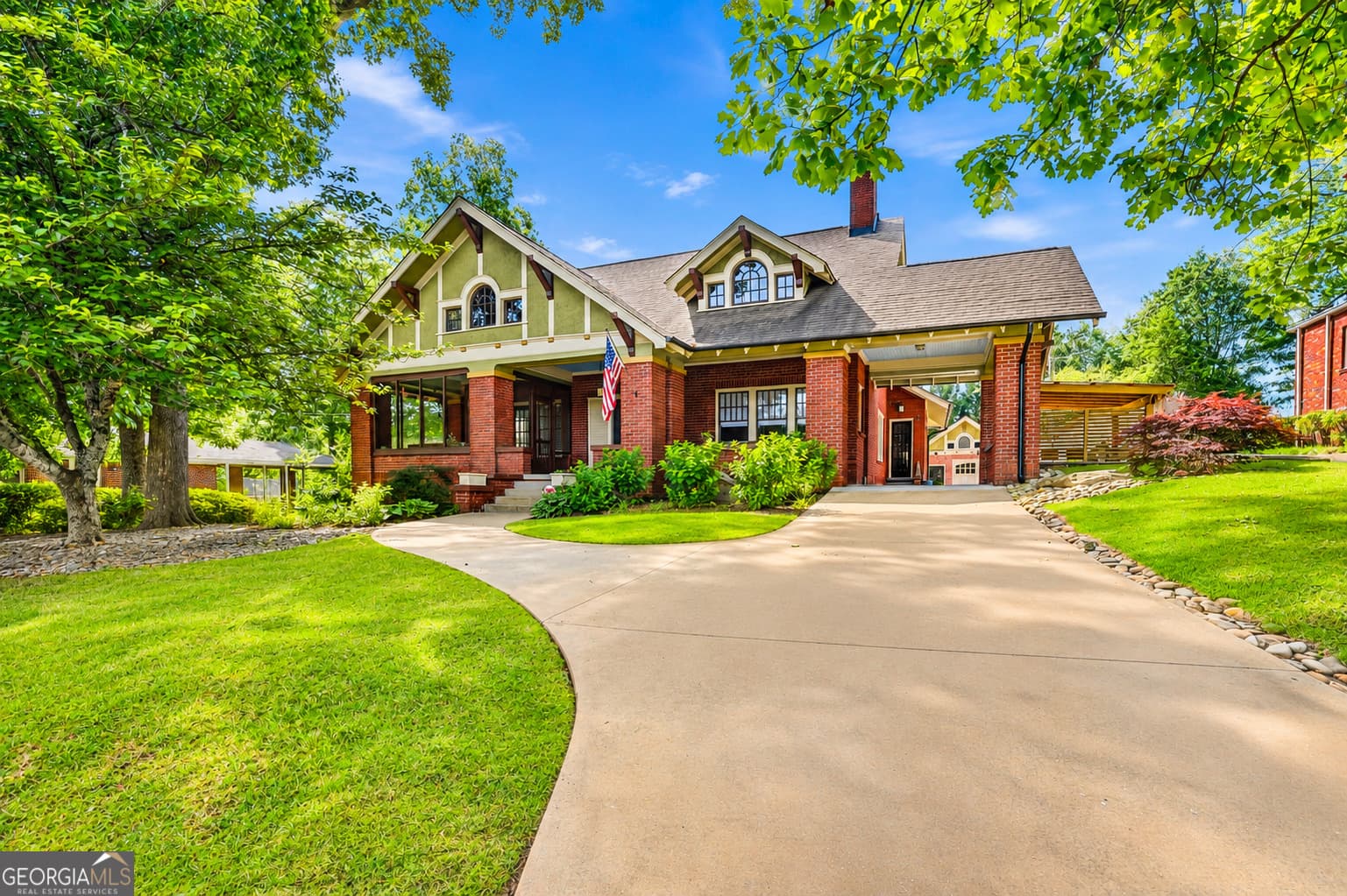 5 bedroom, 3 bathroom, 3,396 sq ft single family residence for sale at 760 E Tugalo Street, Toccoa, GA 30577