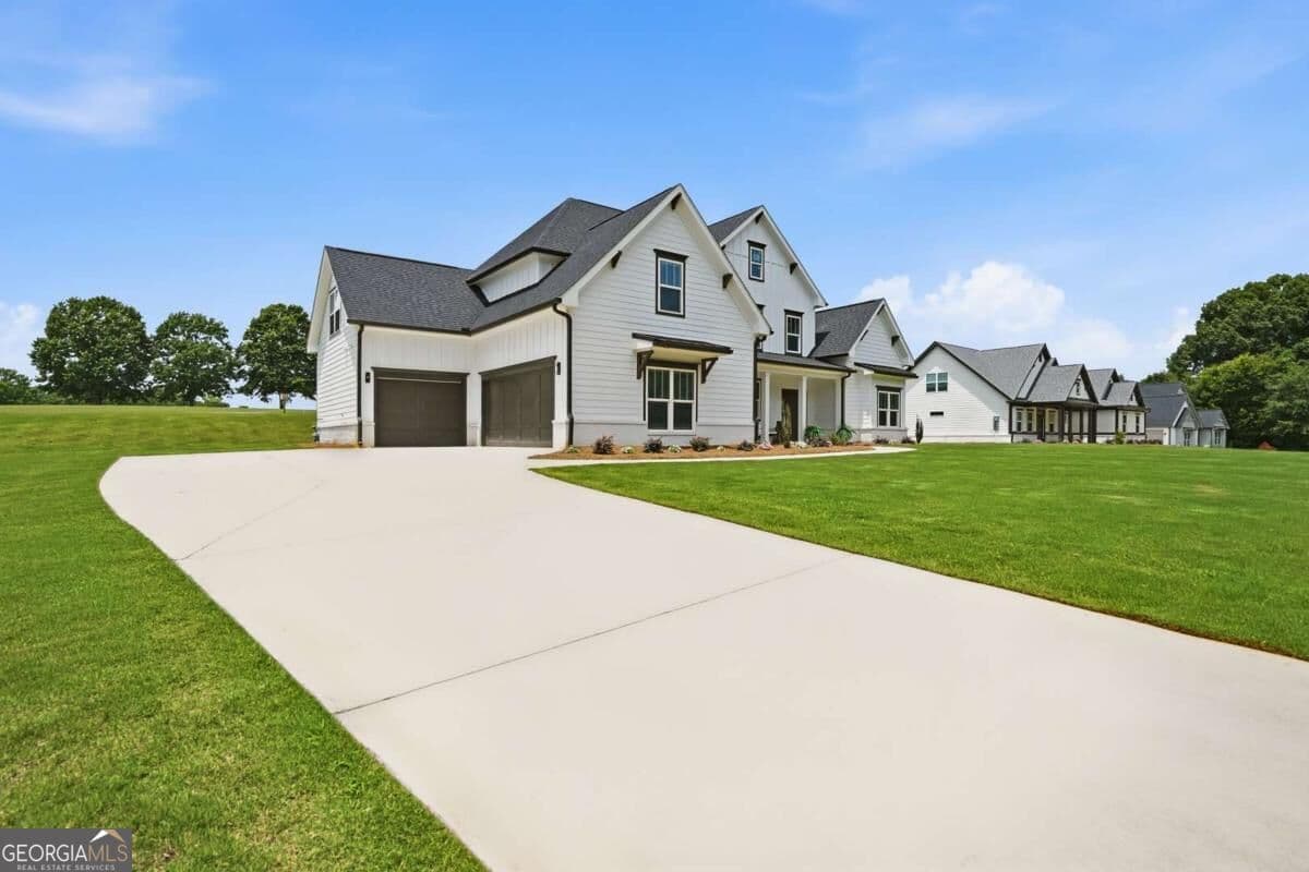 4 bedroom, 3.5 bathroom, 3,465 sq ft single family residence for sale at 2049 Chestnut Oak Trail, Commerce, GA 30530 — photo 3
