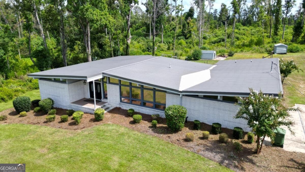 4 bedroom, 3 bathroom, 2,750 sq ft single family residence for sale at 96 N Gill Street, Hazlehurst, GA 31539 — photo 3