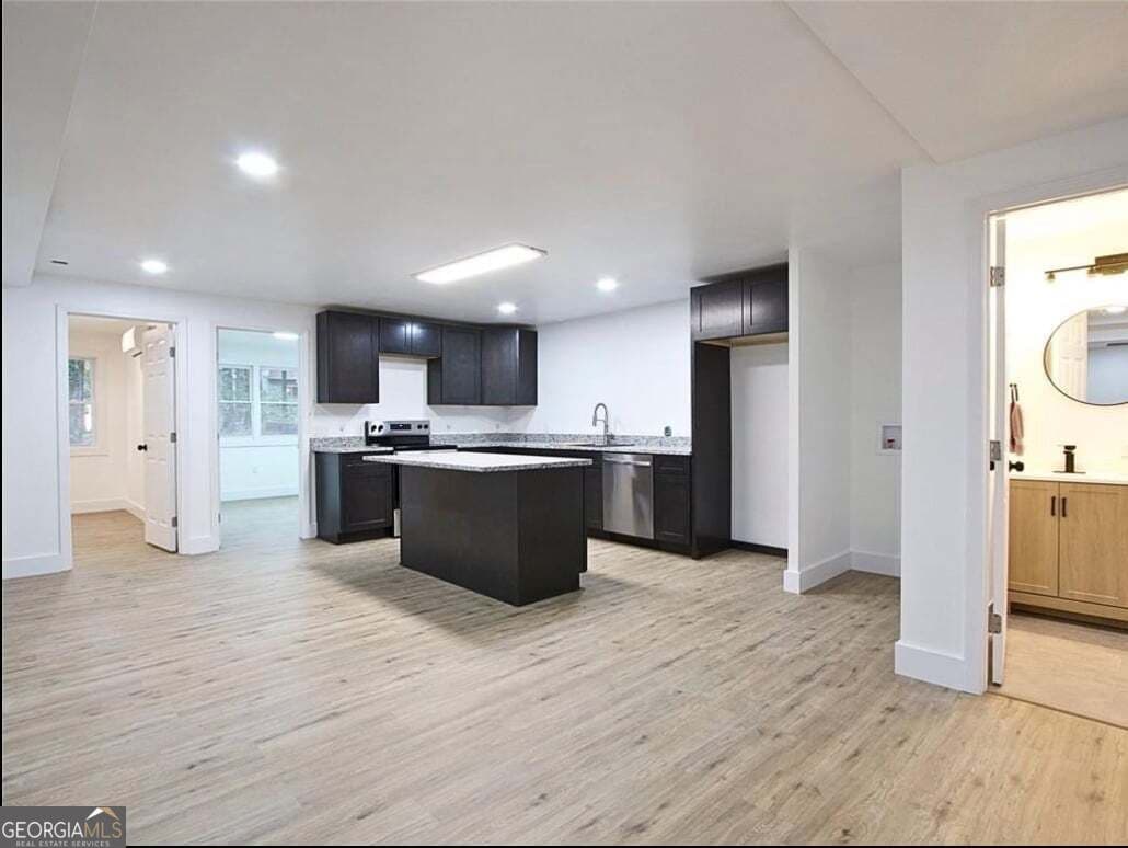 6 bedroom, 4 bathroom, 4,571 sq ft single family residence for sale at 1305 Fontainebleau Court, Lawrenceville, GA 30043 — photo 6