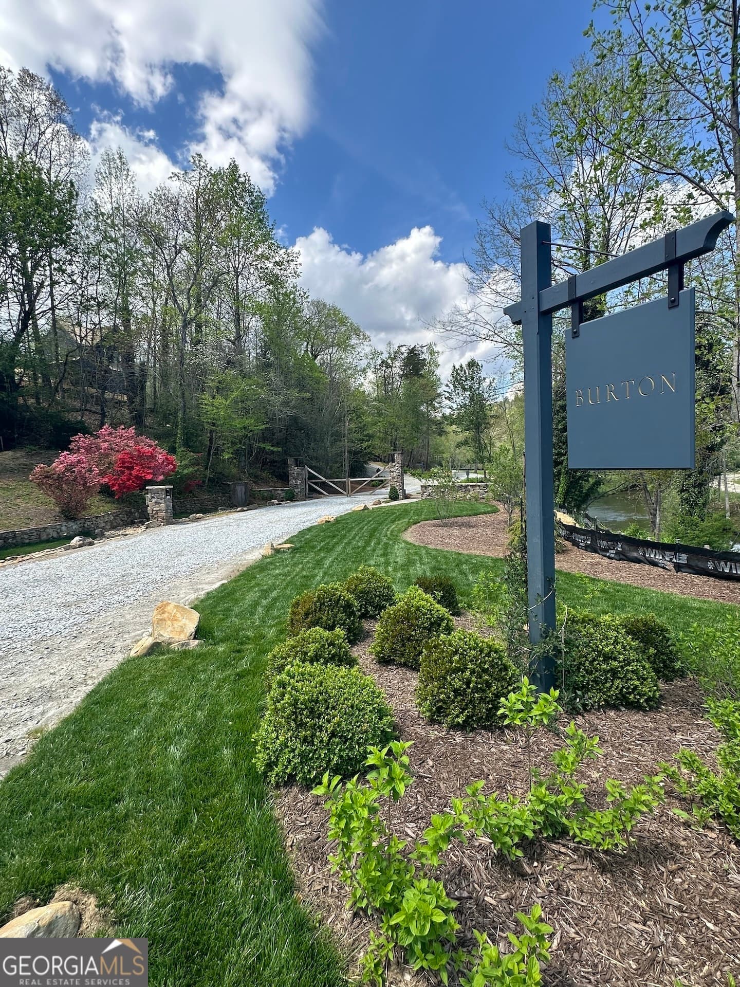 3 bedroom, 4.5 bathroom, 3,447 sq ft single family residence for sale at 80 Cove View Lane, Clarkesville, GA 30523 — photo 2