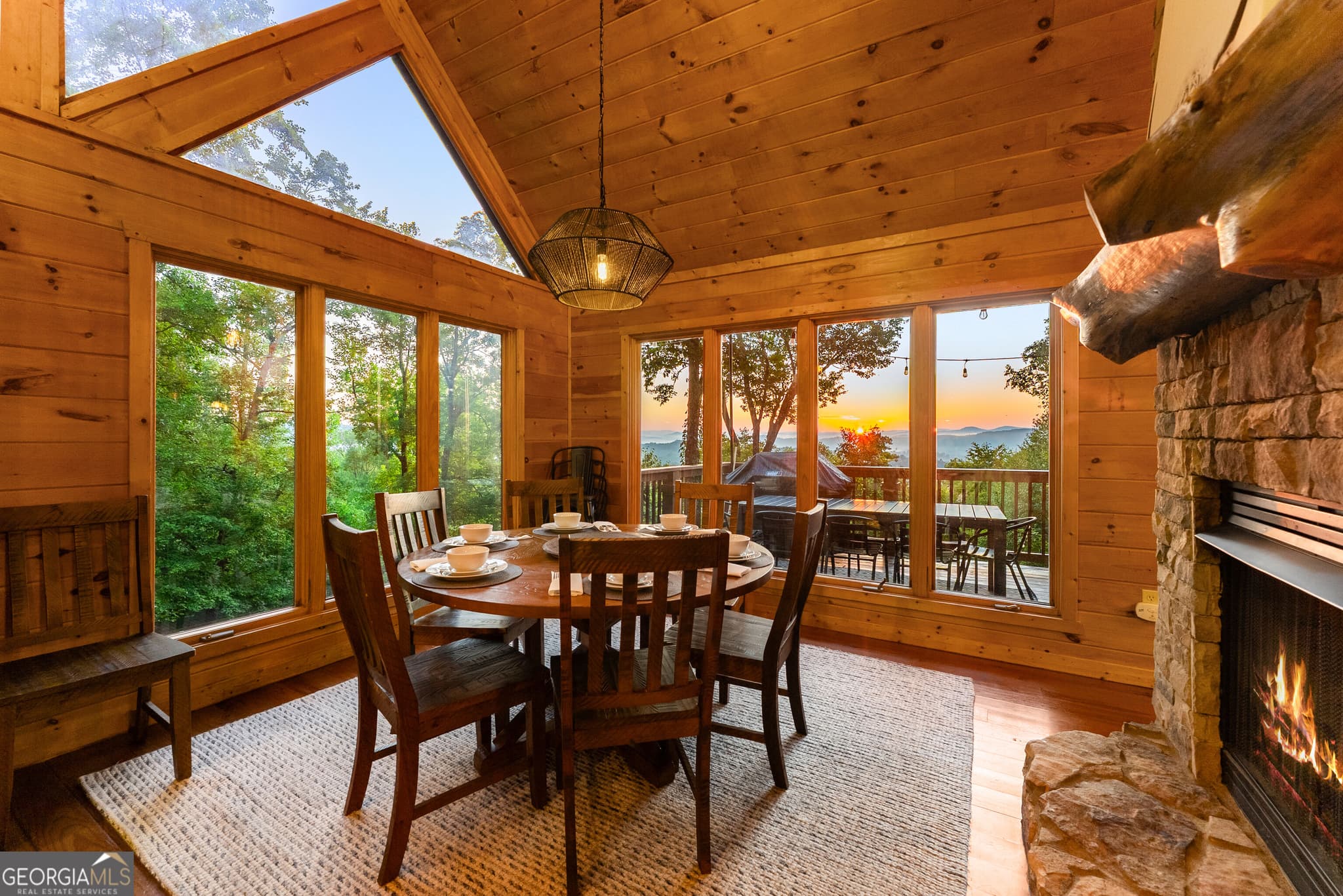 4 bedroom, 3.5 bathroom, 2,665 sq ft cabin,single family residence for sale at 144 Point Of View Road, Blue Ridge, GA 30513 — photo 9