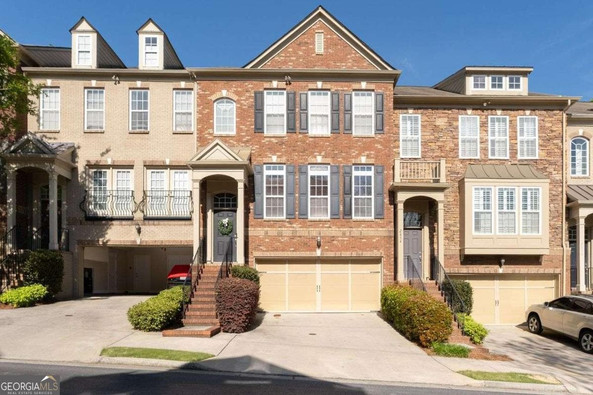 4 bedroom, 3 bathroom, 2,220 sq ft townhouse for sale at 2852 Overlook Court, Atlanta, GA 30324 — photo 2