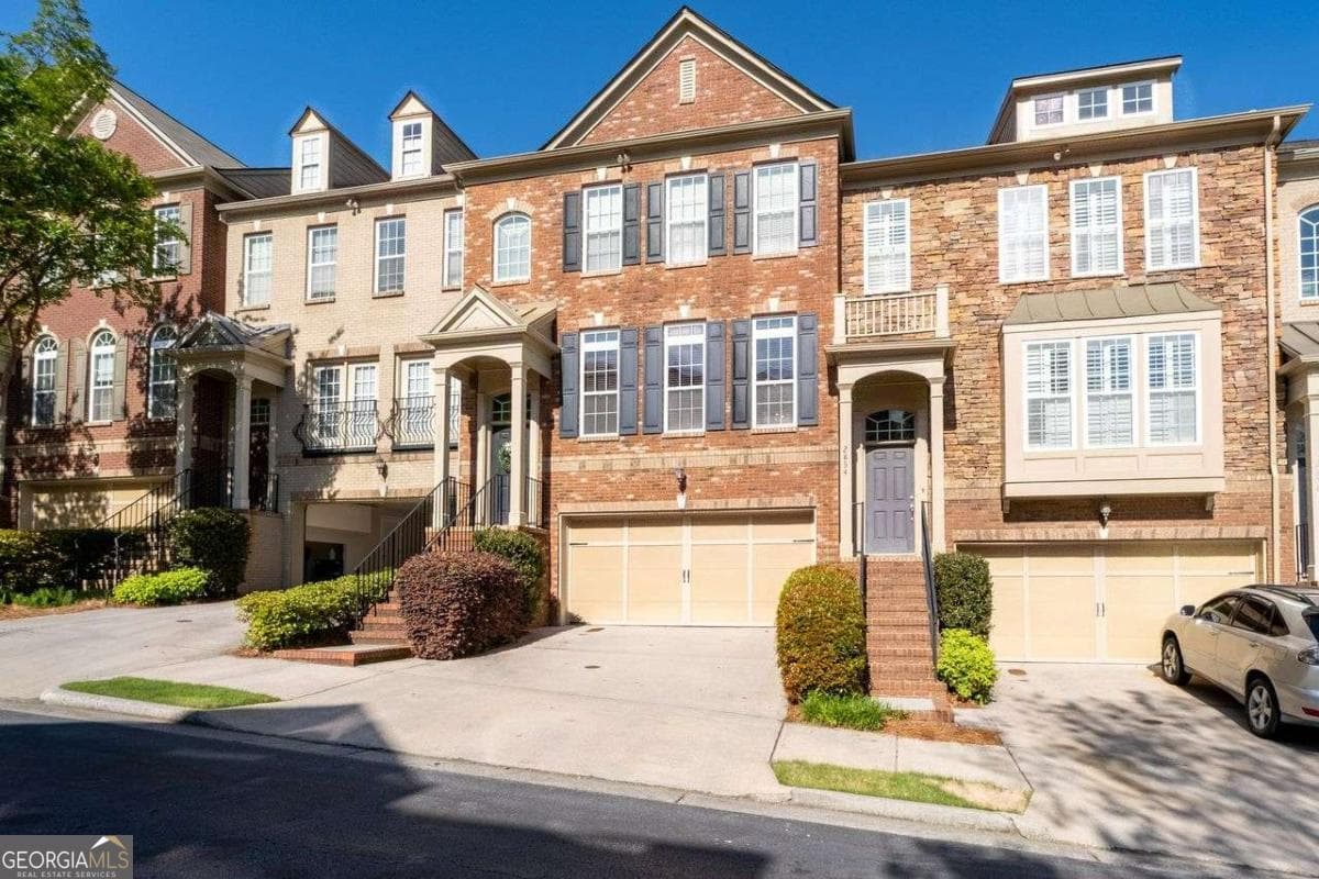 4 bedroom, 3 bathroom, 2,220 sq ft townhouse for sale at 2852 Overlook Court, Atlanta, GA 30324 — photo 3