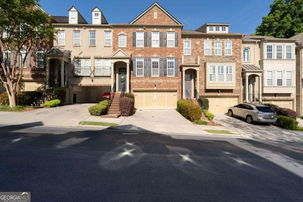4 bedroom, 3 bathroom, 2,220 sq ft townhouse for sale at 2852 Overlook Court, Atlanta, GA 30324 — photo 1 of 38