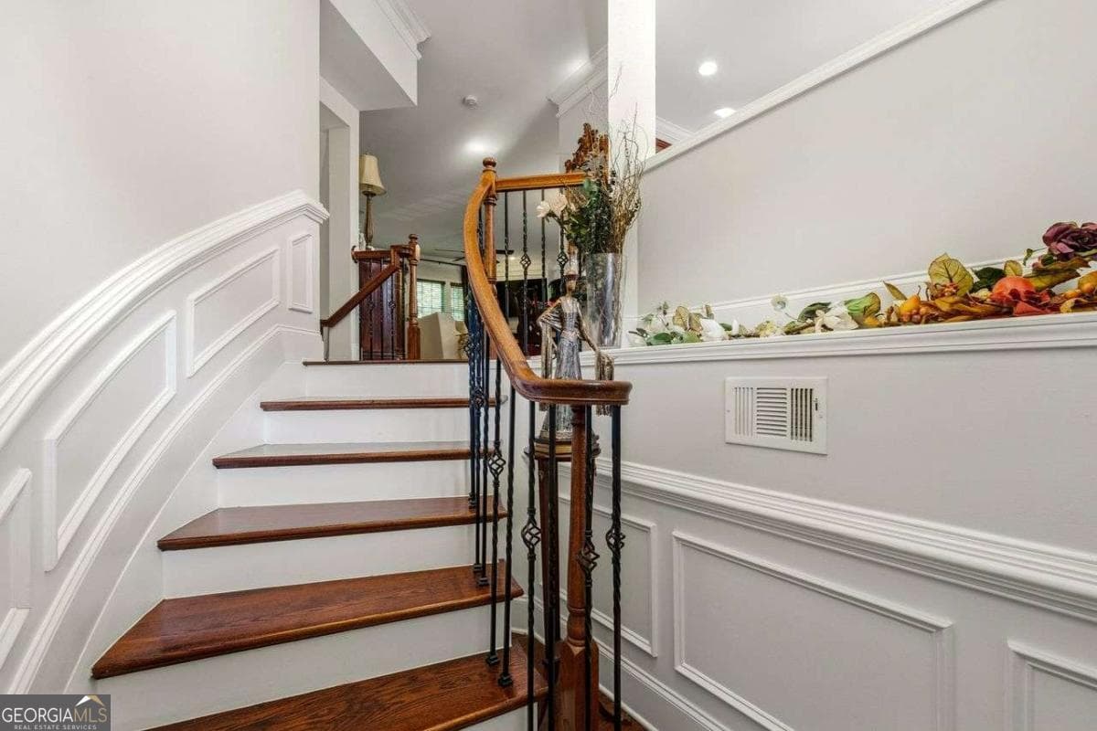 4 bedroom, 3 bathroom, 2,220 sq ft townhouse for sale at 2852 Overlook Court, Atlanta, GA 30324 — photo 5