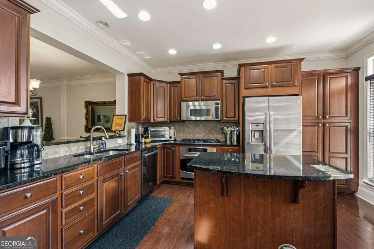 4 bedroom, 3 bathroom, 2,220 sq ft townhouse for sale at 2852 Overlook Court, Atlanta, GA 30324 — photo 9