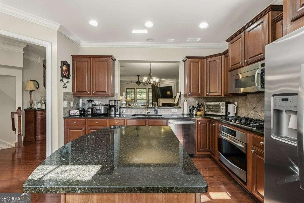 4 bedroom, 3 bathroom, 2,220 sq ft townhouse for sale at 2852 Overlook Court, Atlanta, GA 30324 — photo 8