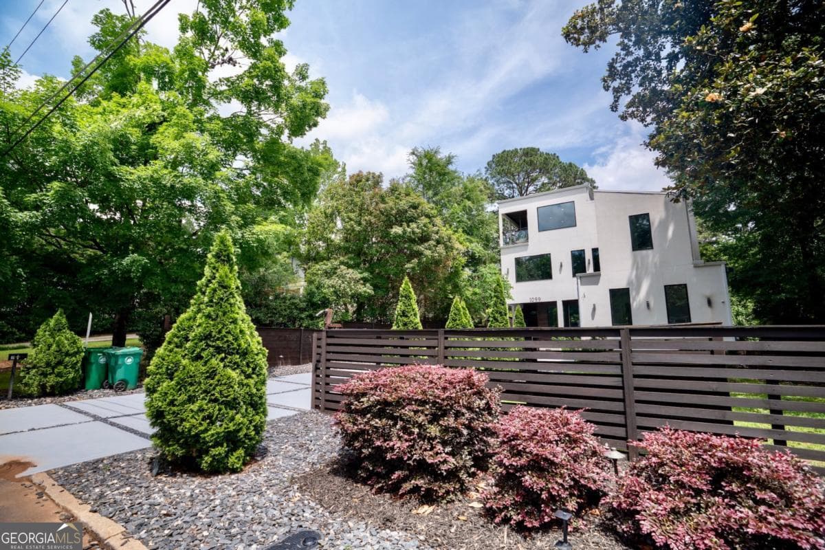 5 bedroom, 5.5 bathroom, 4,405 sq ft single family residence for rent at 1099 VISTA Trail, Atlanta, GA 30324 for $8,500 a month — photo 3