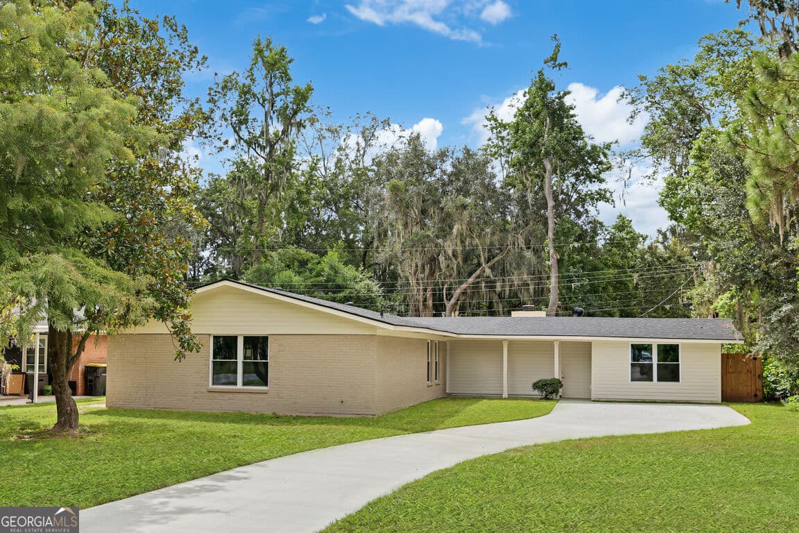 5 bedroom, 3 bathroom, 2,703 sq ft single family residence for sale at 605 Lee Boulevard, Savannah, GA 31405 — photo 2