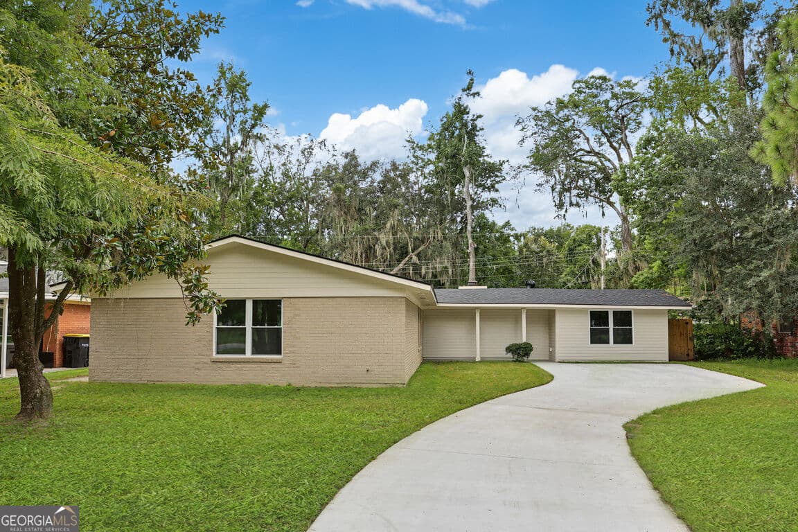 5 bedroom, 3 bathroom, 2,703 sq ft single family residence for sale at 605 Lee Boulevard, Savannah, GA 31405 — photo 3