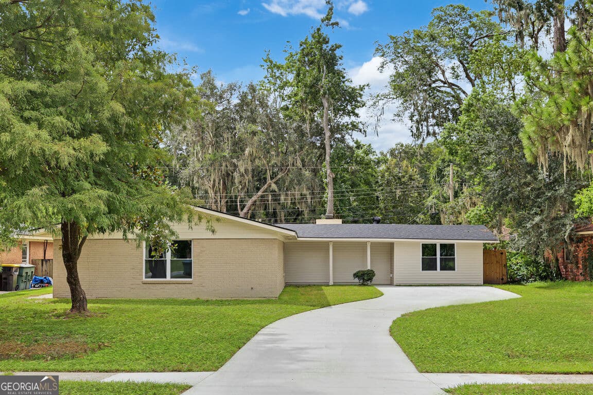 5 bedroom, 3 bathroom, 2,703 sq ft single family residence for sale at 605 Lee Boulevard, Savannah, GA 31405
