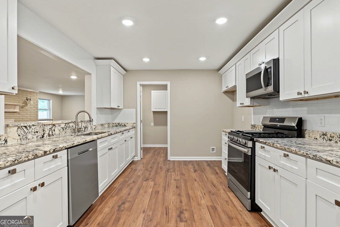 5 bedroom, 3 bathroom, 2,703 sq ft single family residence for sale at 605 Lee Boulevard, Savannah, GA 31405 — photo 9
