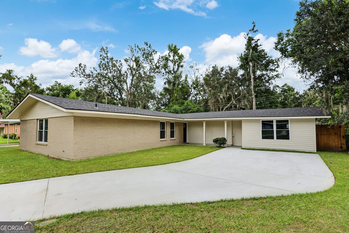 5 bedroom, 3 bathroom, 2,703 sq ft single family residence for sale at 605 Lee Boulevard, Savannah, GA 31405 — photo 4