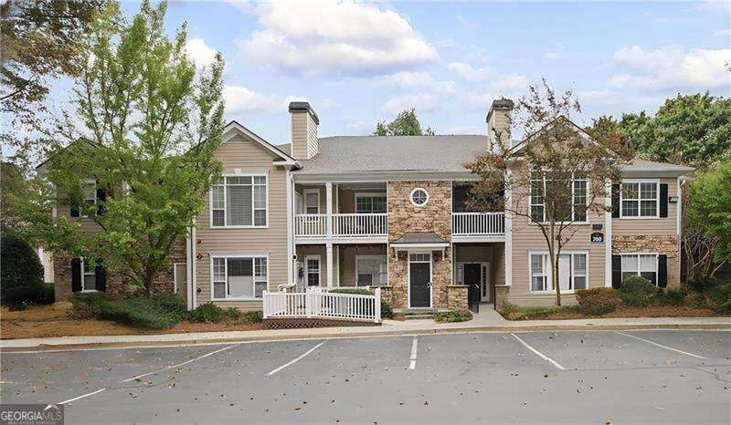 2 bedroom, 1 bathroom, 1,136 sq ft condominium for sale at 2400 Cumberland Parkway, Atlanta, GA 30339 — photo 1 of 27