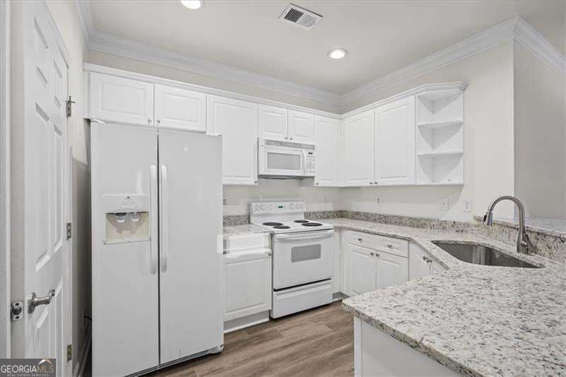 2 bedroom, 1 bathroom, 1,136 sq ft condominium for sale at 2400 Cumberland Parkway, Atlanta, GA 30339 — photo 8