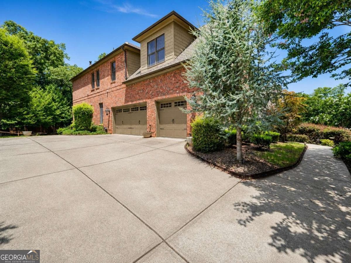 6 bedroom, 5 bathroom, 5,240 sq ft single family residence for sale at 11880 Old Station Place, Alpharetta, GA 30004 — photo 3