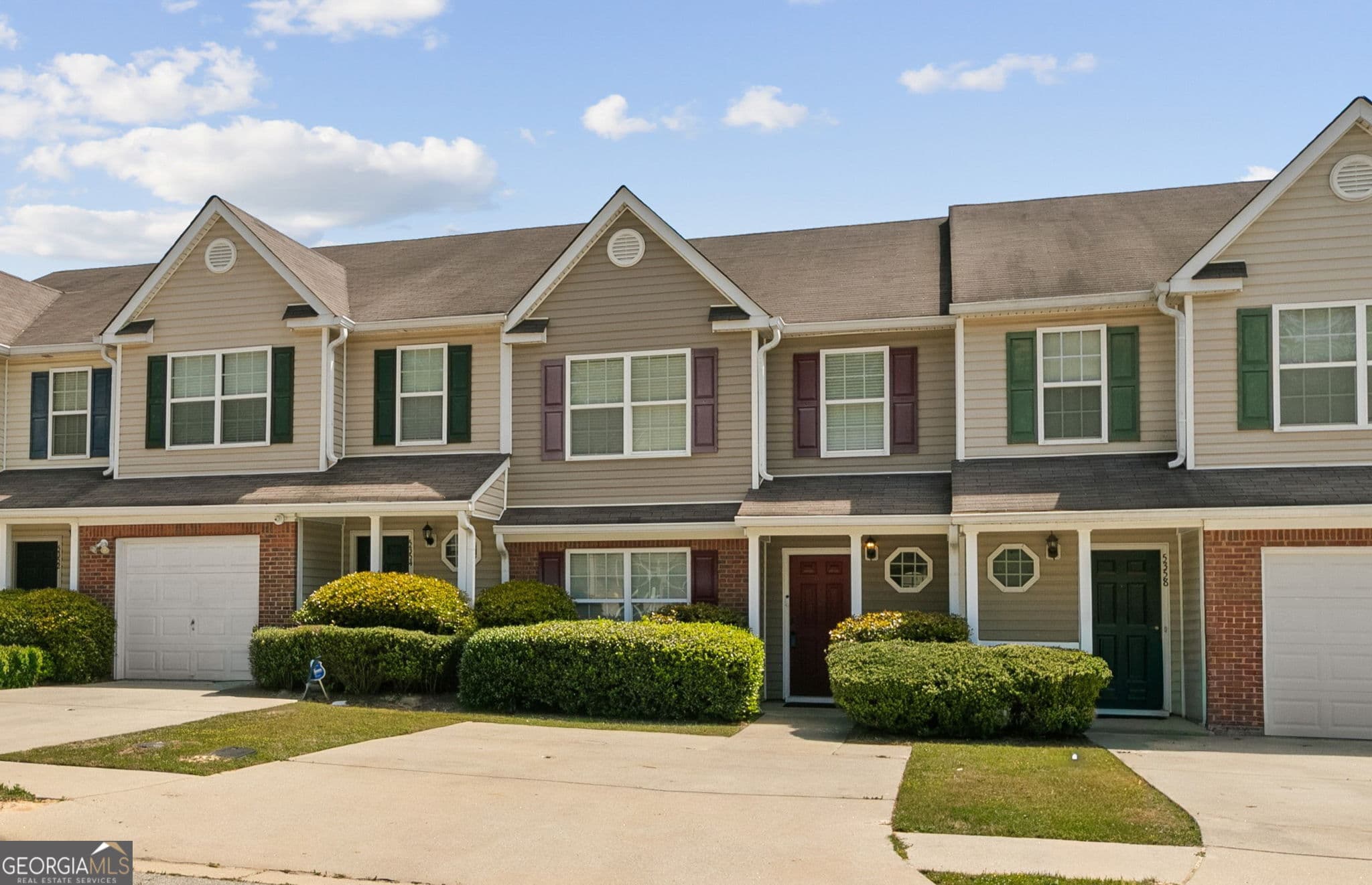 4 bedroom, 2.5 bathroom, 1,896 sq ft townhouse for sale at 5356 Creekview Way, Morrow, GA 30260 — photo 2