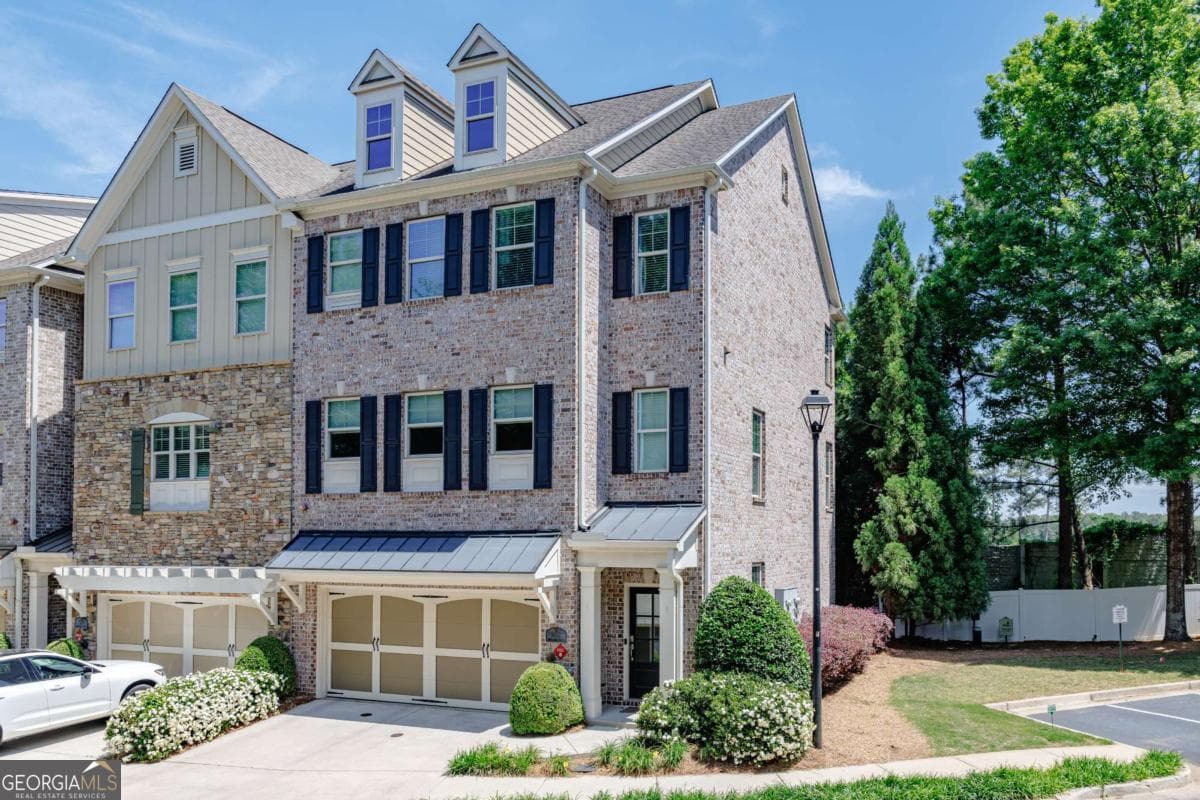 3 bedroom, 3.5 bathroom, 2,084 sq ft townhouse for sale at 909 Dumaine Trace, Sandy Springs, GA 30328 — photo 2