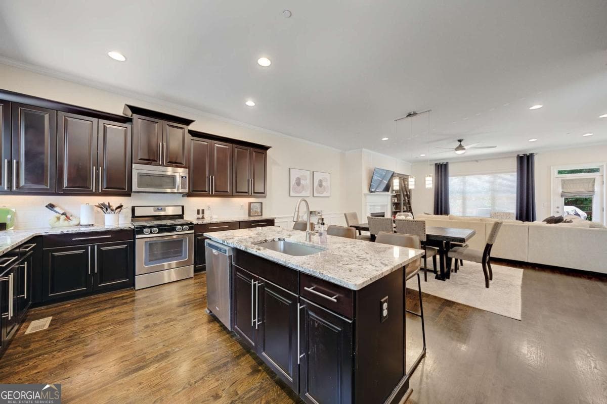 3 bedroom, 3.5 bathroom, 2,084 sq ft townhouse for sale at 909 Dumaine Trace, Sandy Springs, GA 30328 — photo 7
