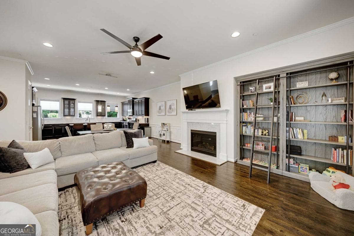 3 bedroom, 3.5 bathroom, 2,084 sq ft townhouse for sale at 909 Dumaine Trace, Sandy Springs, GA 30328 — photo 3