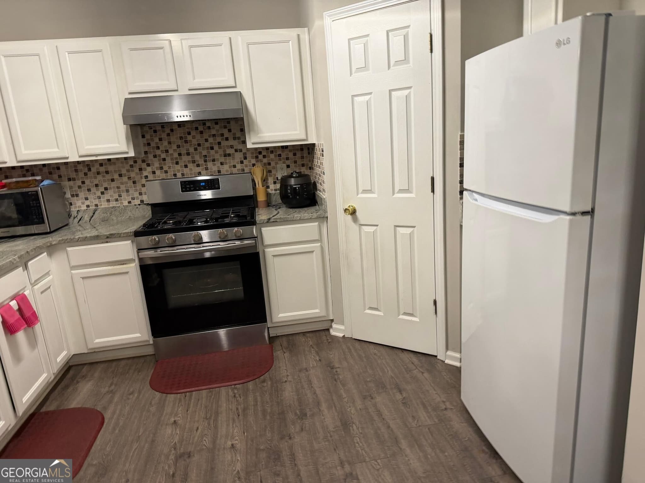 3 bedroom, 2.5 bathroom townhouse for sale at 3825 Grovemont Place, Duluth, GA 30096 — photo 2
