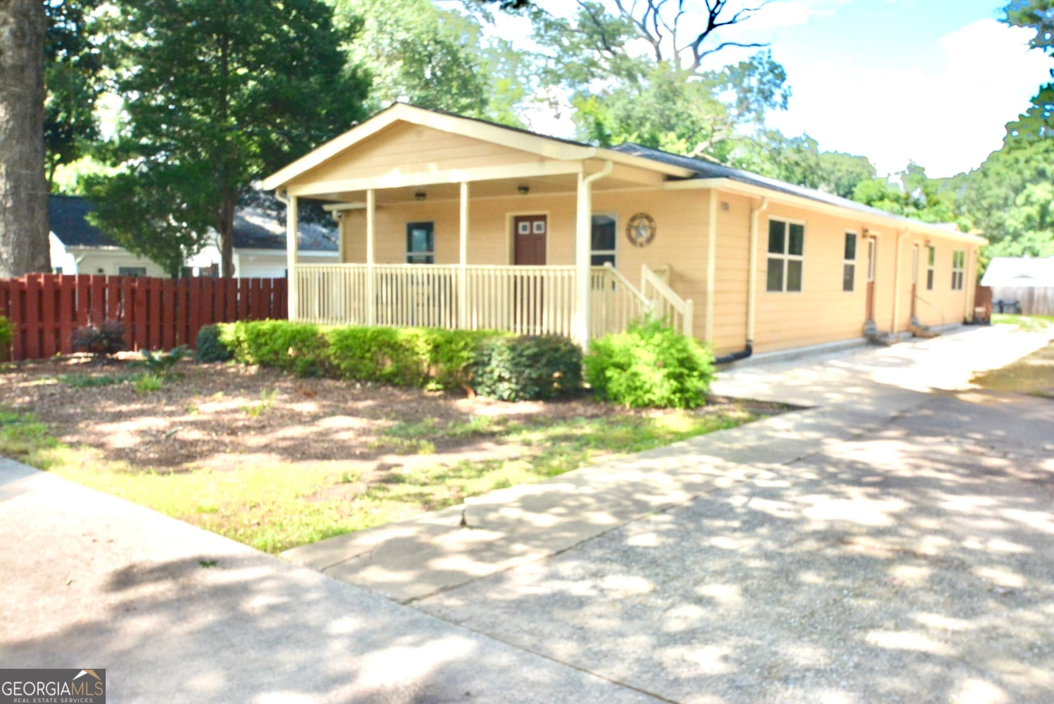 2 bedroom, 1 bathroom, 1,250 sq ft duplex for rent at 1385 Elizabeth Lane 100, East Point, GA 30344 for $1,475 a month — photo 1 of 29