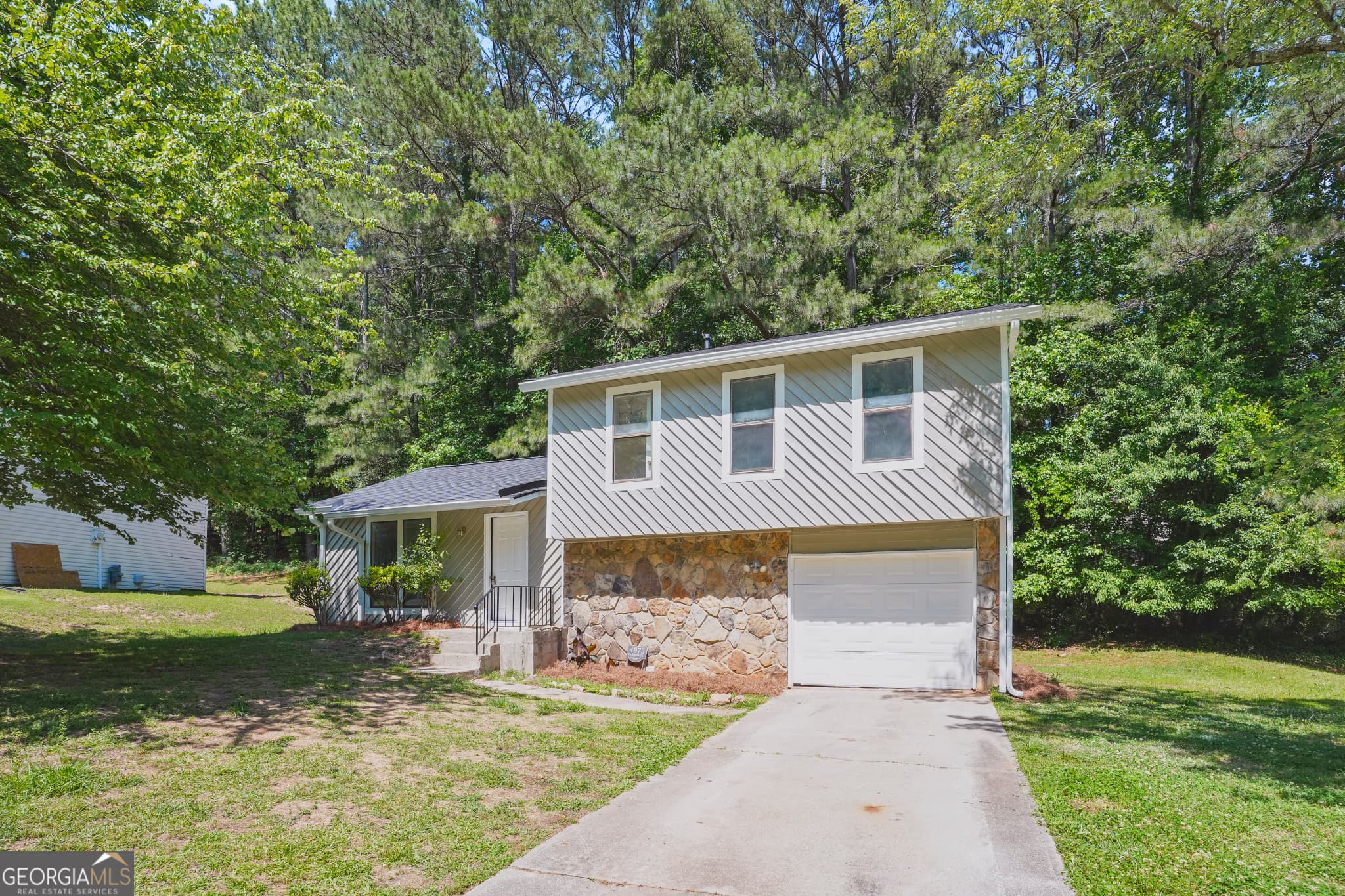 3 bedroom, 2 bathroom, 1,392 sq ft single family residence sold at 4975 Galbraith Circle, Stone Mountain, GA 30088