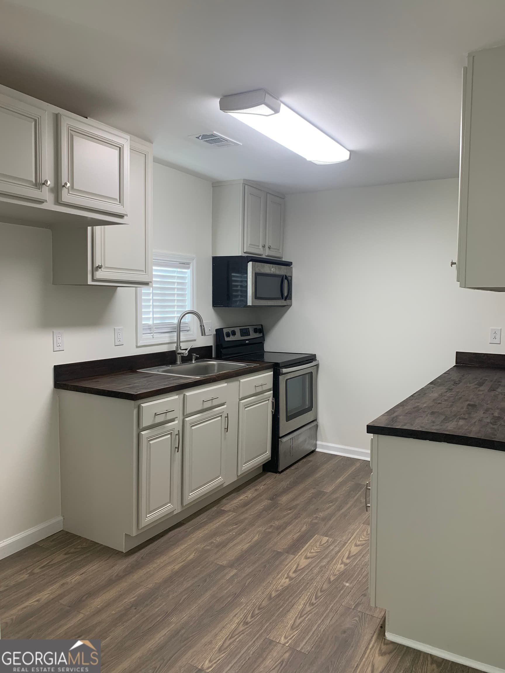3 bedroom, 2 bathroom, 984 sq ft single family residence for sale at 675 N Main Street, Baxley, GA 31513 — photo 3