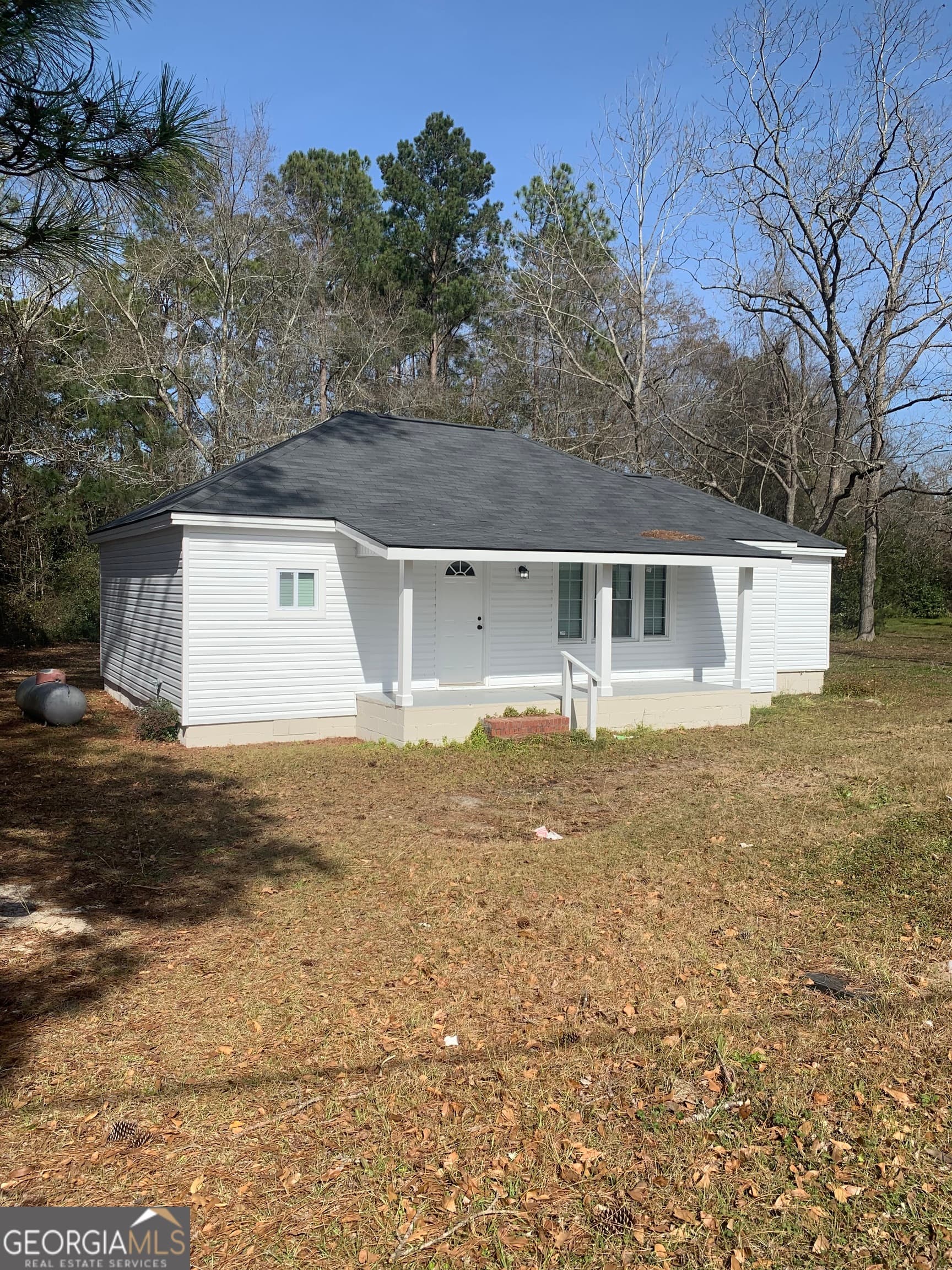 3 bedroom, 2 bathroom, 984 sq ft single family residence for sale at 675 N Main Street, Baxley, GA 31513