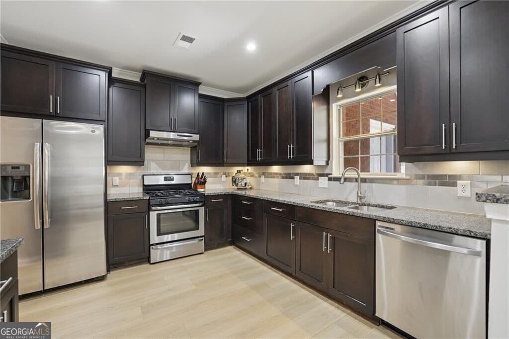 3 bedroom, 2.5 bathroom, 1,584 sq ft townhouse for sale at 7810 Saint Charles Square, Roswell, GA 30075 — photo 7