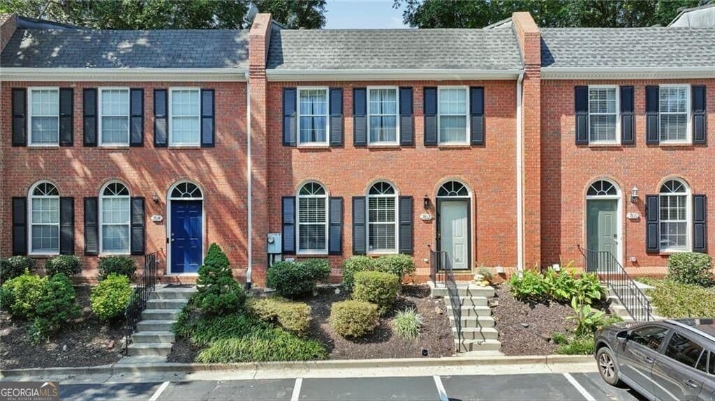 3 bedroom, 2.5 bathroom, 1,584 sq ft townhouse for sale at 7810 Saint Charles Square, Roswell, GA 30075 — photo 1 of 19
