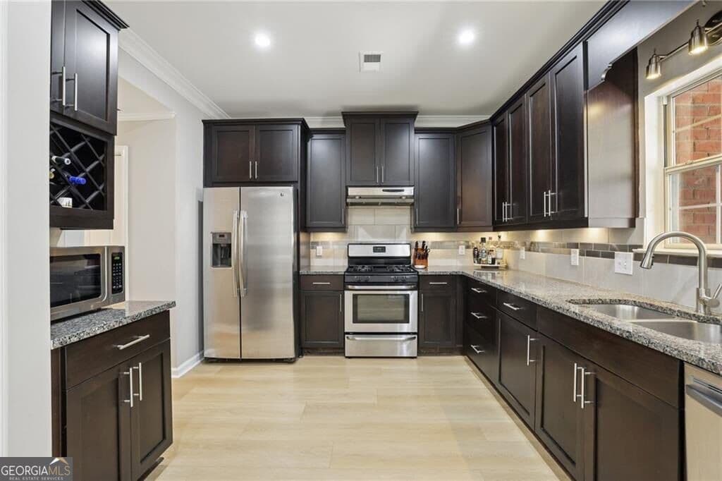 3 bedroom, 2.5 bathroom, 1,584 sq ft townhouse for sale at 7810 Saint Charles Square, Roswell, GA 30075 — photo 8
