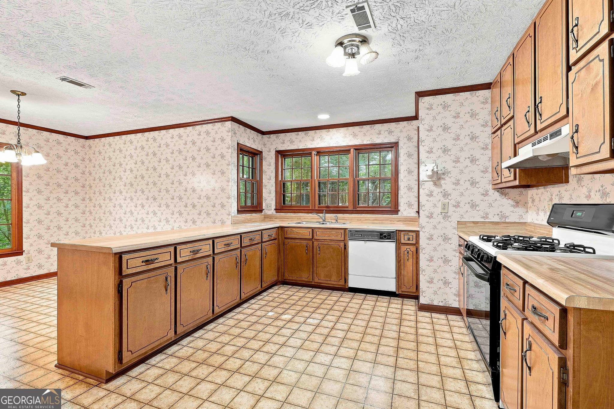 3 bedroom, 2 bathroom, 1,628 sq ft single family residence for sale at 170 Wendell Court, Fayetteville, GA 30215 — photo 3