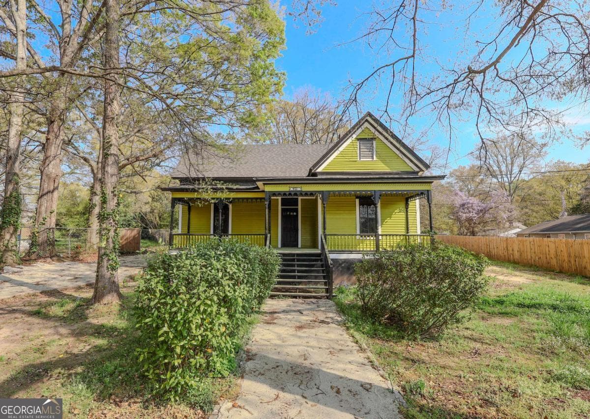 2 bedroom, 1.5 bathroom, 1,240 sq ft single family residence for sale at 711 Davis Street, Monroe, GA 30655 — photo 1 of 26