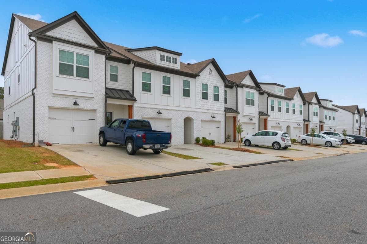 3 bedroom, 2.5 bathroom, 1,598 sq ft townhouse for sale at 82 Auburn Run Lane, Auburn, GA 30011 — photo 2