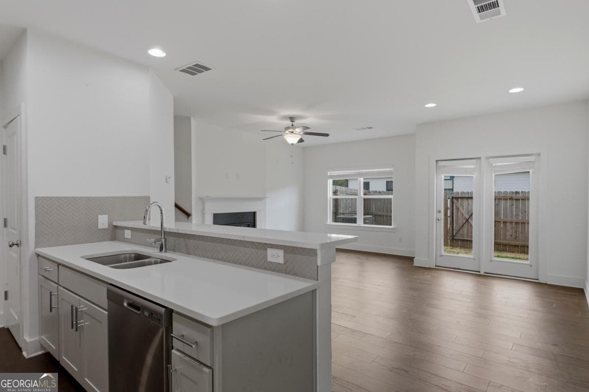 3 bedroom, 2.5 bathroom, 1,598 sq ft townhouse for sale at 82 Auburn Run Lane, Auburn, GA 30011 — photo 9