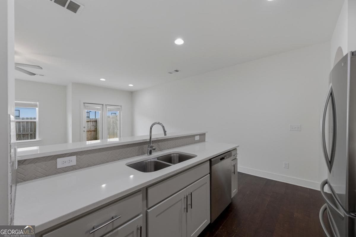 3 bedroom, 2.5 bathroom, 1,598 sq ft townhouse for sale at 82 Auburn Run Lane, Auburn, GA 30011 — photo 8