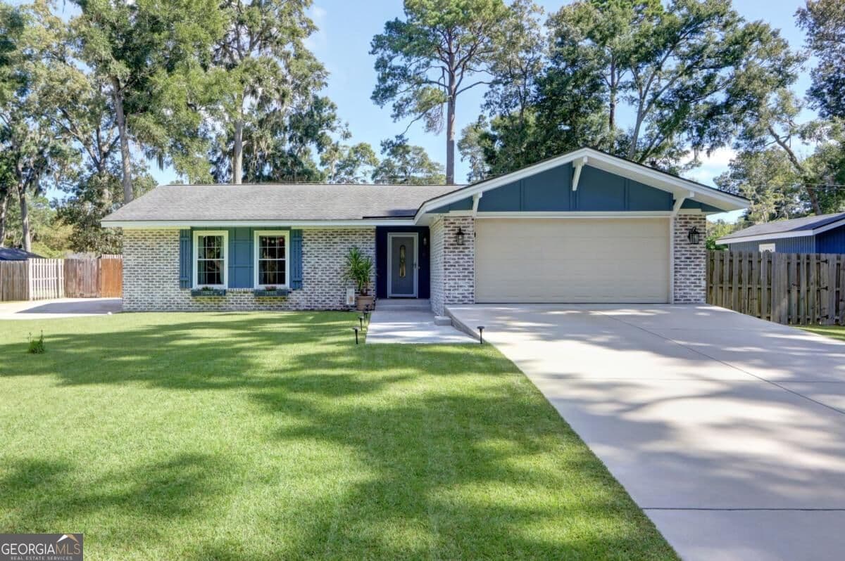 3 bedroom, 2 bathroom, 1,489 sq ft single family residence for sale at 6 Coffee Woods Drive, Savannah, GA 31419 — photo 1 of 49