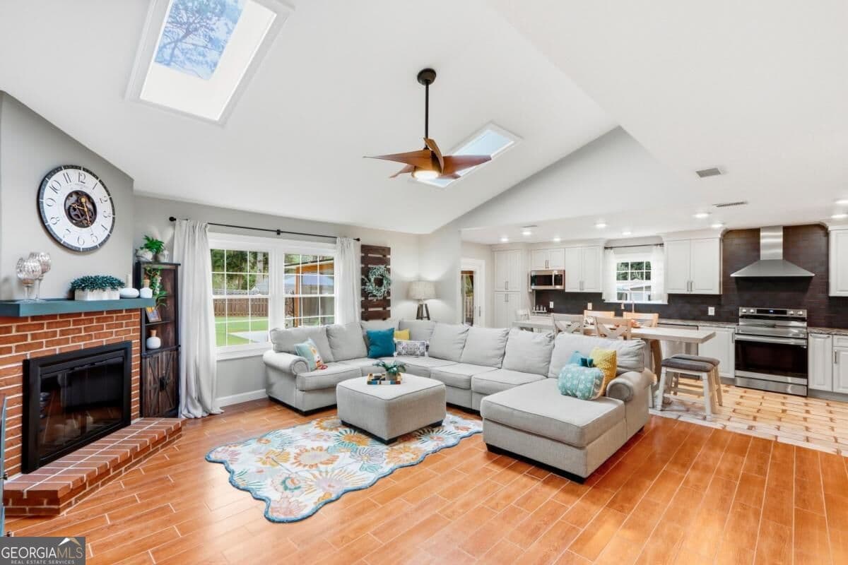 3 bedroom, 2 bathroom, 1,489 sq ft single family residence for sale at 6 Coffee Woods Drive, Savannah, GA 31419 — photo 5