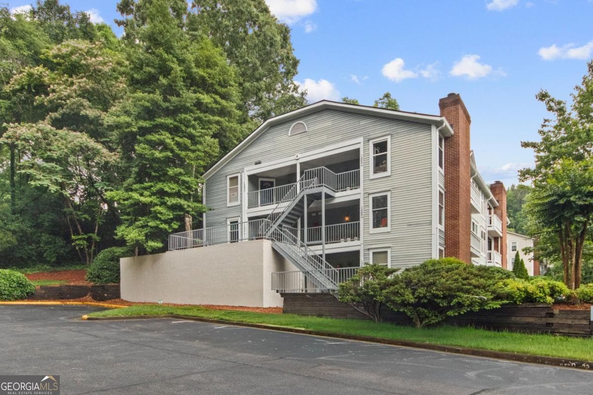 1 bedroom, 1 bathroom, 810 sq ft condominium for sale at 1283 Keys Lake Drive, Brookhaven, GA 30319 — photo 2