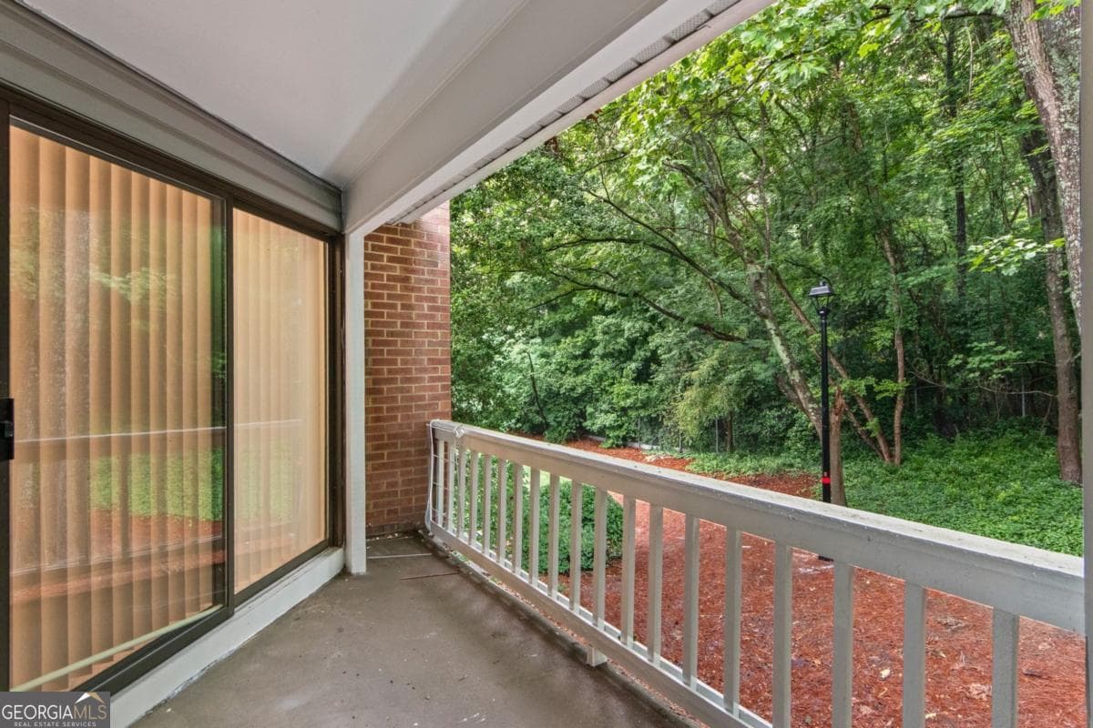 1 bedroom, 1 bathroom, 810 sq ft condominium for sale at 1283 Keys Lake Drive, Brookhaven, GA 30319 — photo 3